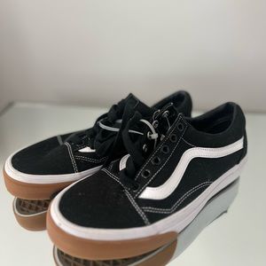 unisex black and white Vans sneakers. Size 5.5 in men’s and size 7 in women’s